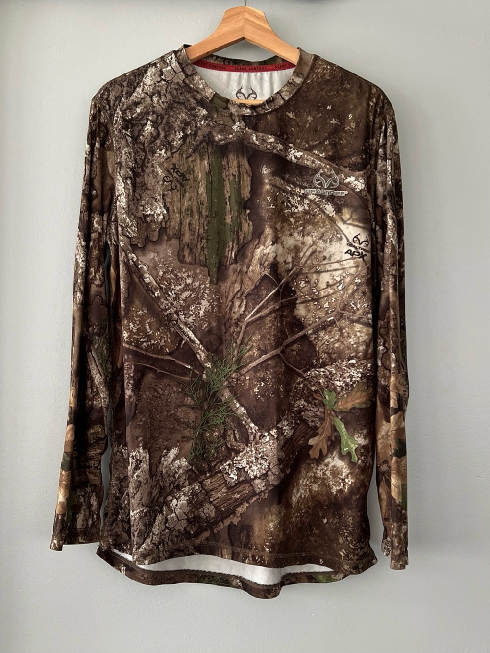 Realtree APX Camouflage Men’s Medium Long Sleeve Lightweight Shirt Scent Control